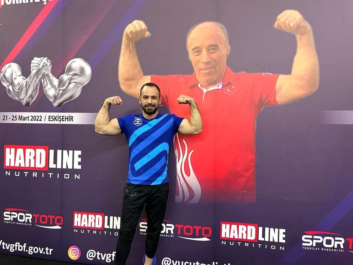 Babasının anısına düzenlenen şampiyonada altın madalyanın sahibi oldu