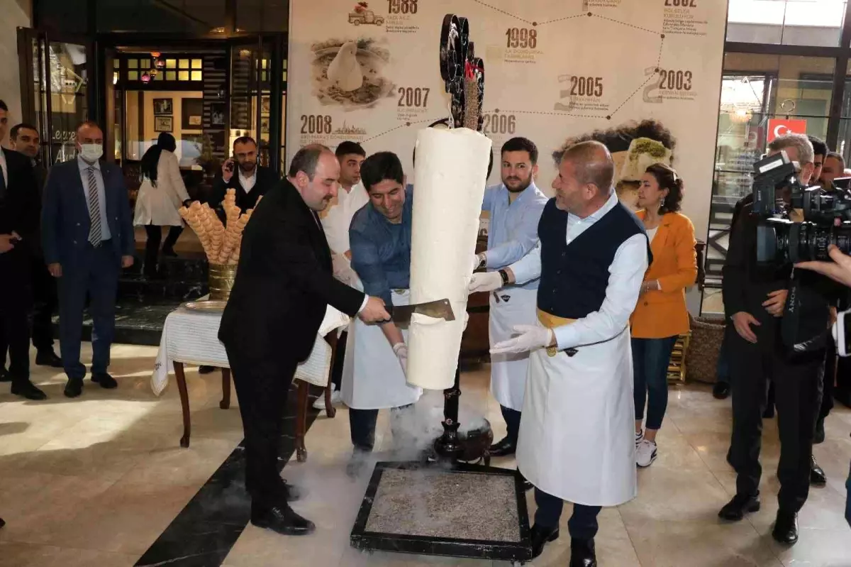 Bakan Varank, Maraş dondurmasını satırla kesti