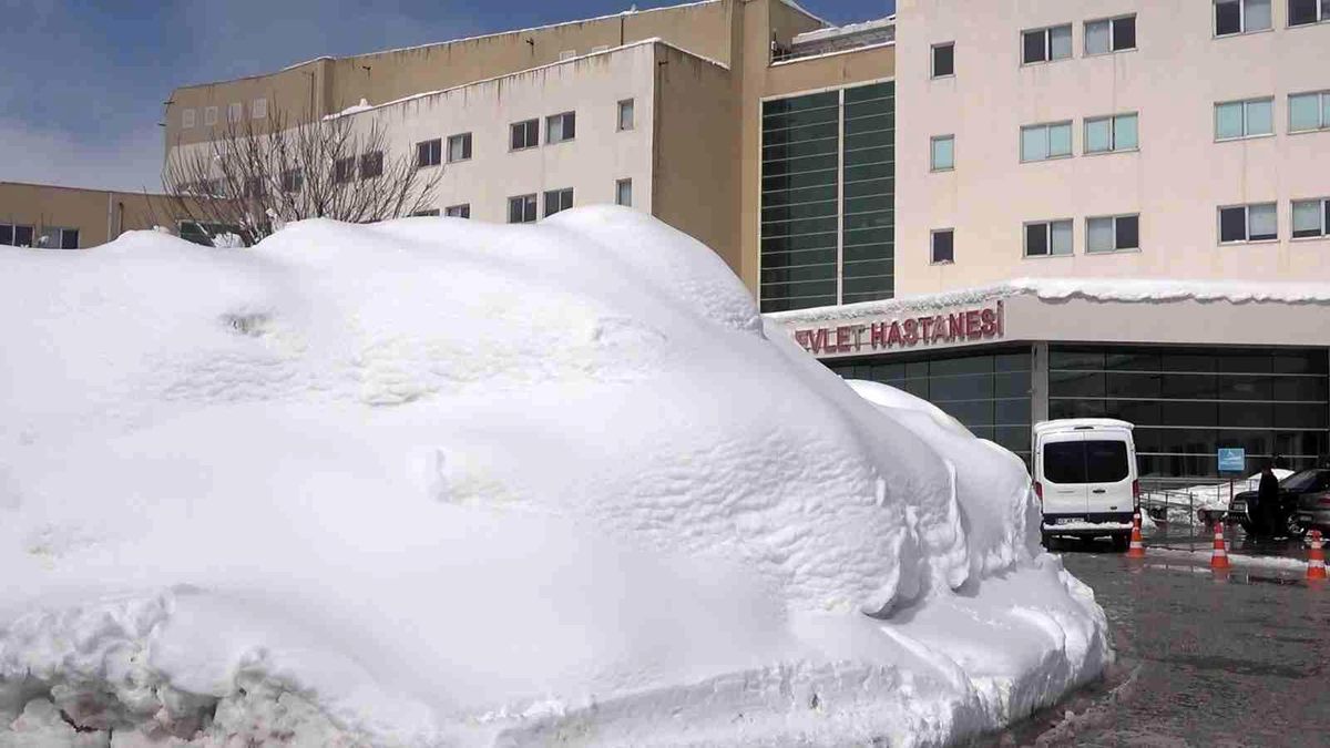 Bitlis\'te 400 yataklı hastane binası kara gömüldü