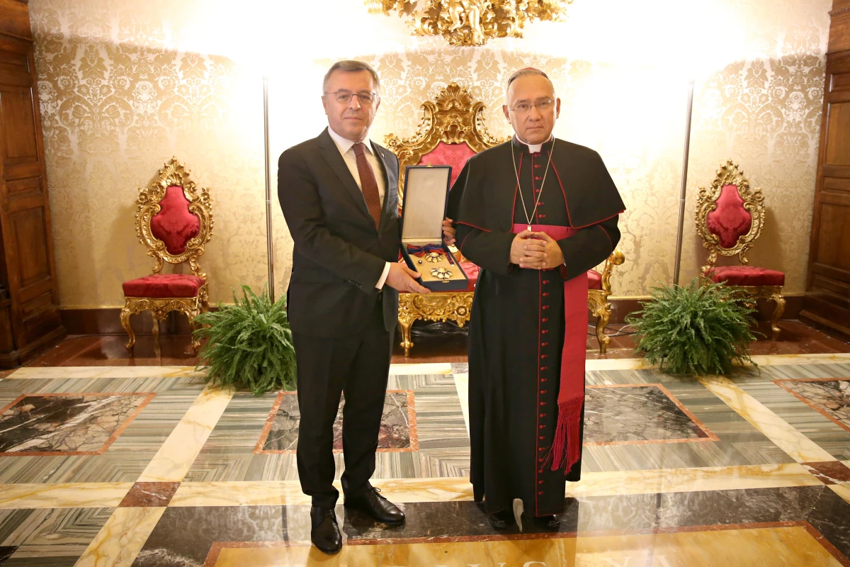 Büyükelçi Lütfullah Göktaş\'a Vatikan Devlet Nişanı verildi
