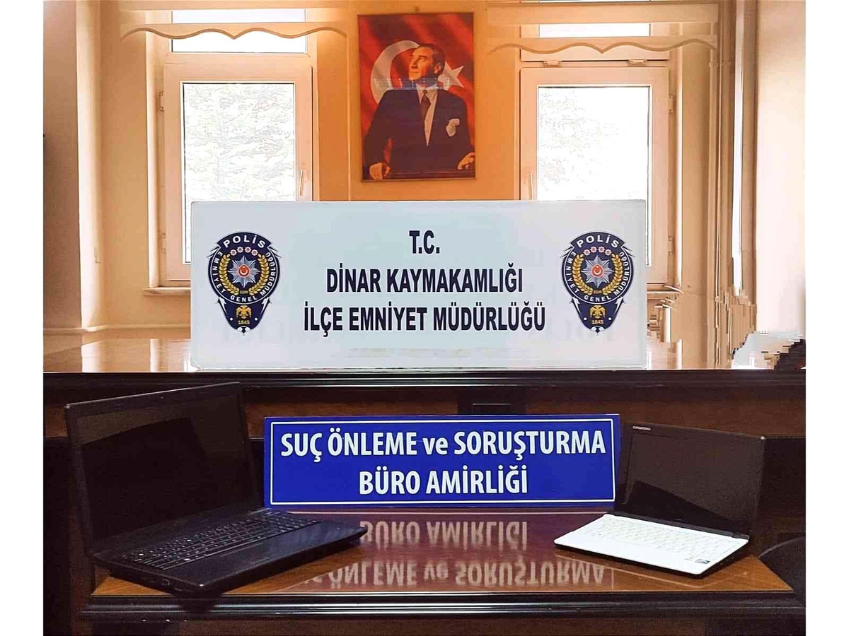 Çaldıkları dizüstü bilgisayarlar ile yakalandılar