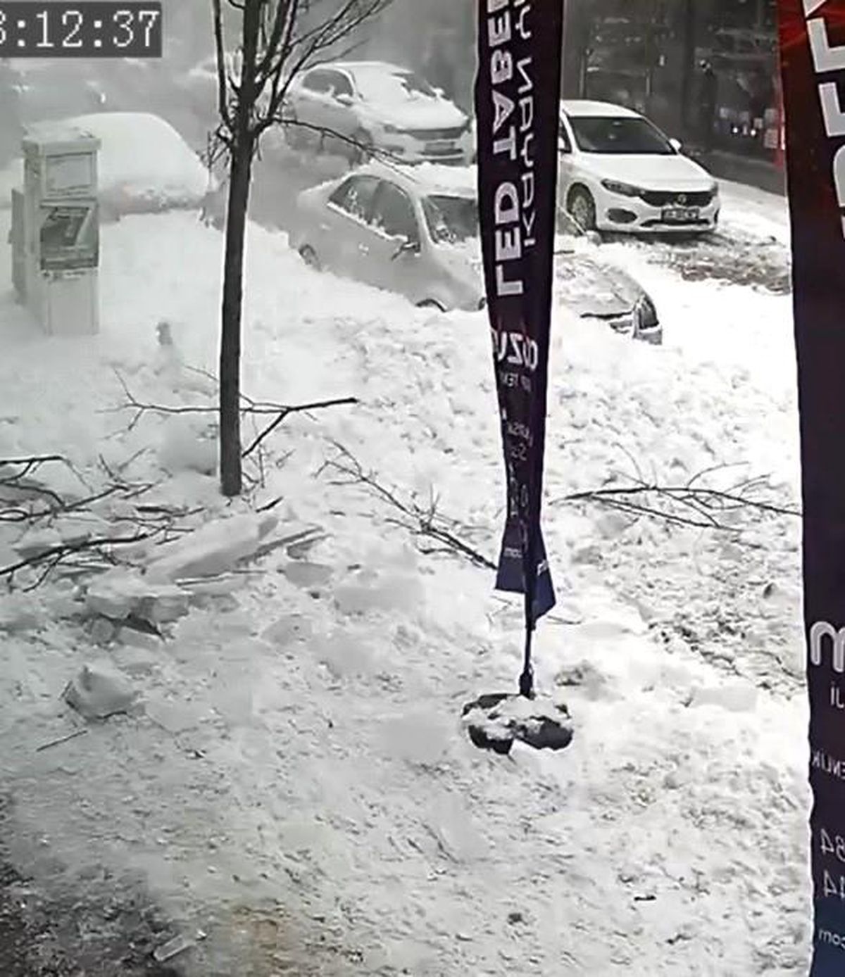Çatıdan kar adeta çığ gibi düştü, araçlar tonlarca ağırlığındaki kar kütlesinin altında kaldı