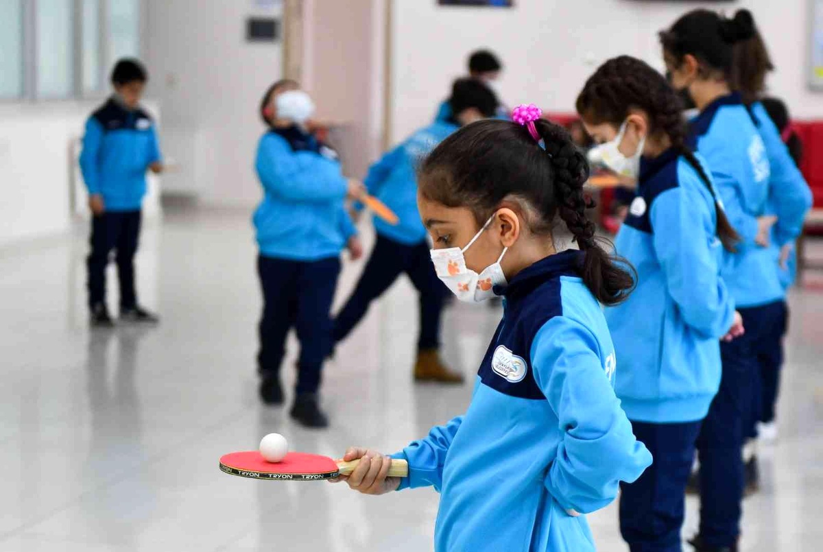 Esenyurtlu çocuklar masa tenisi ile gelişiyor
