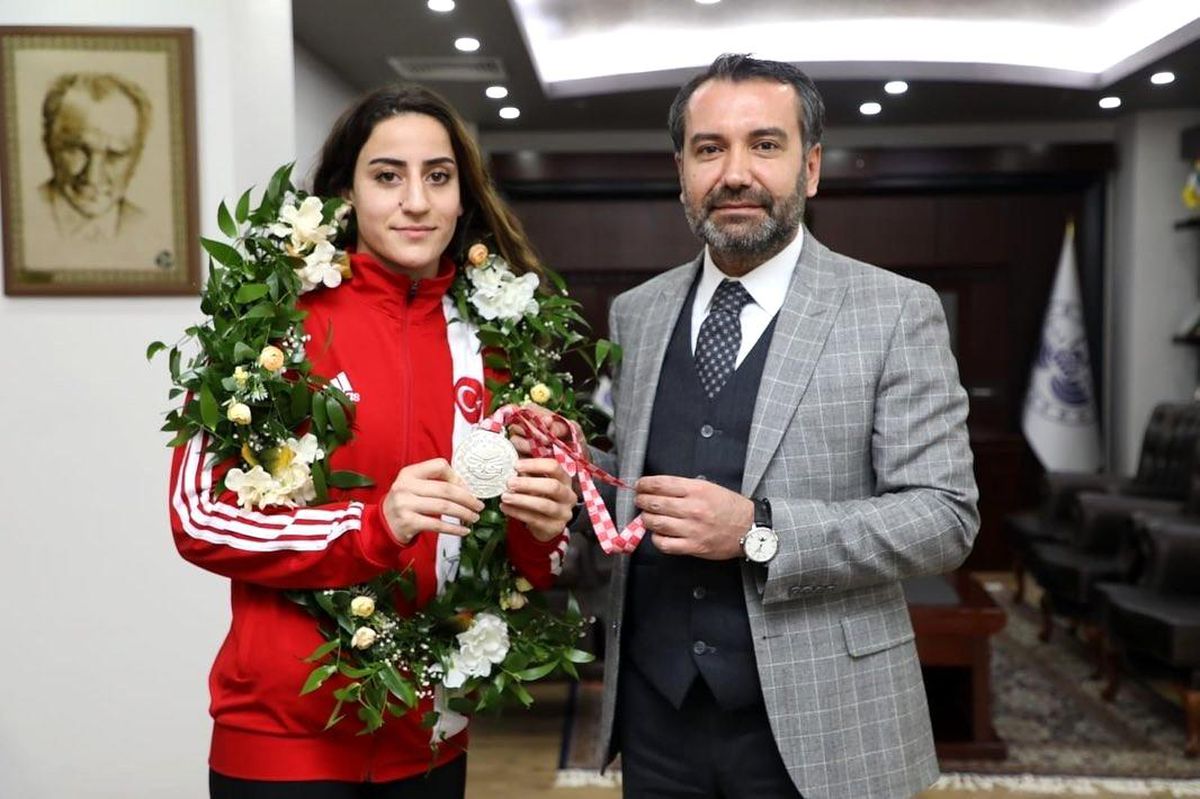 Gizem Özer\'e Elazığ\'da coşkulu karşılama