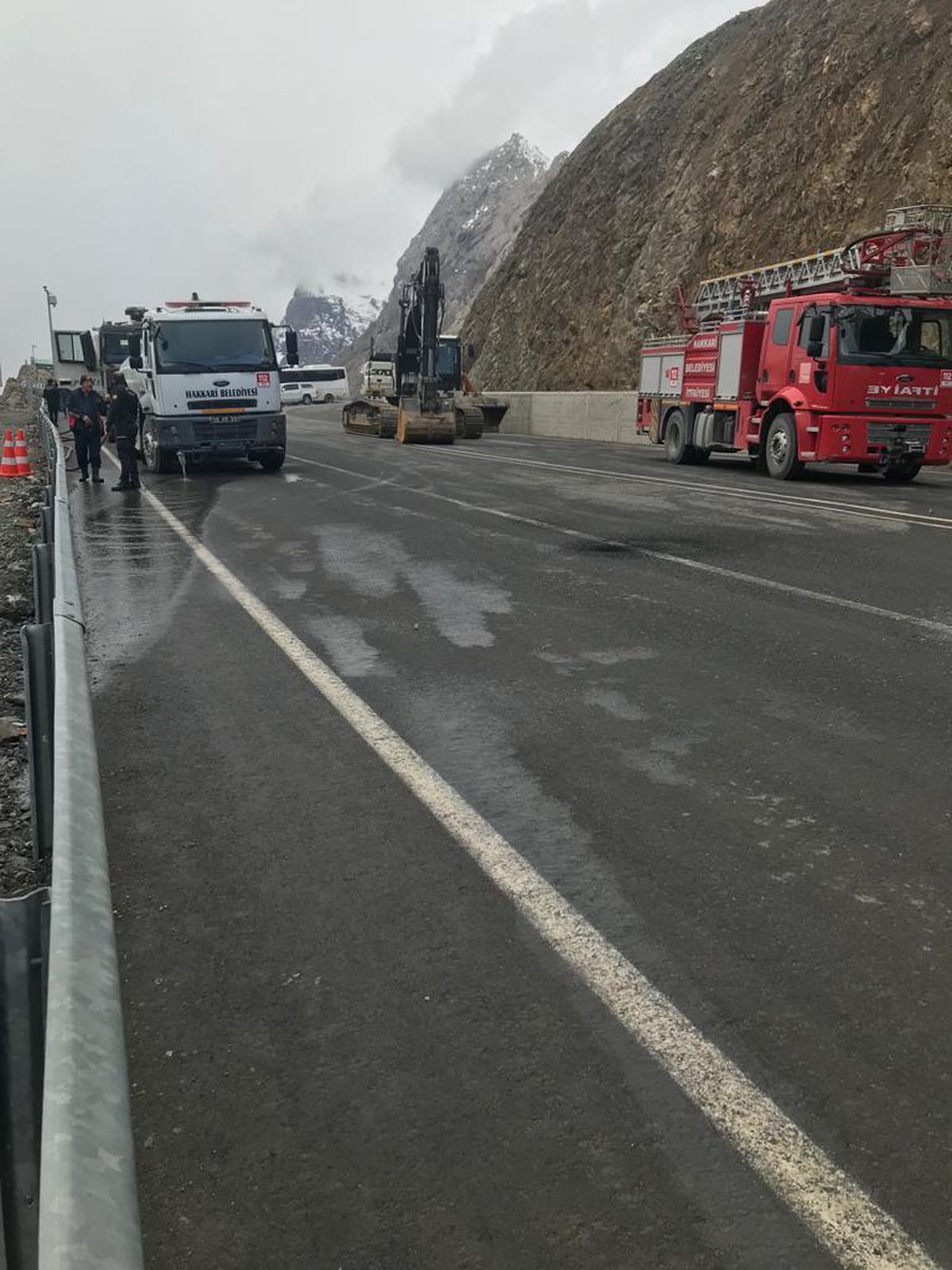 Hakkari\'de dağdan kopan kaya parçaları ulaşımı aksattı