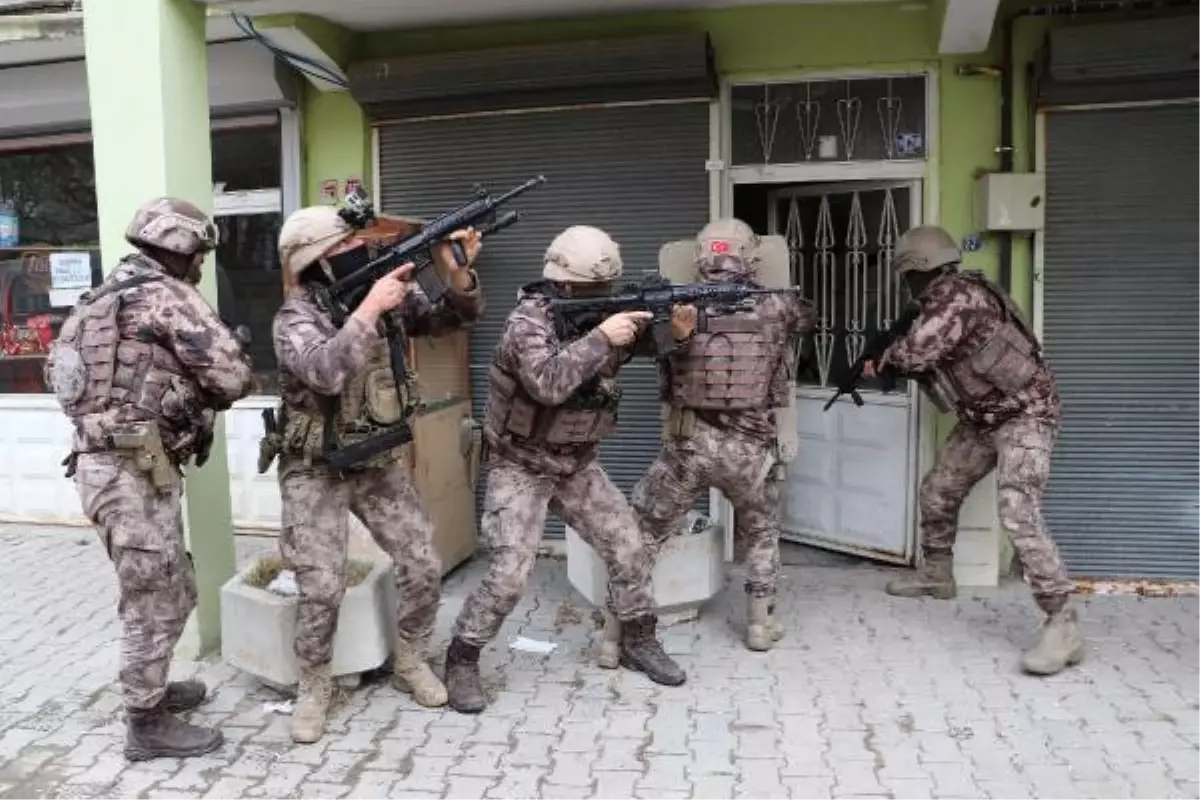 İŞ YERİNE TIKA BASA DOLDURULAN KAÇAK GÖÇMENLER YAKALANDI