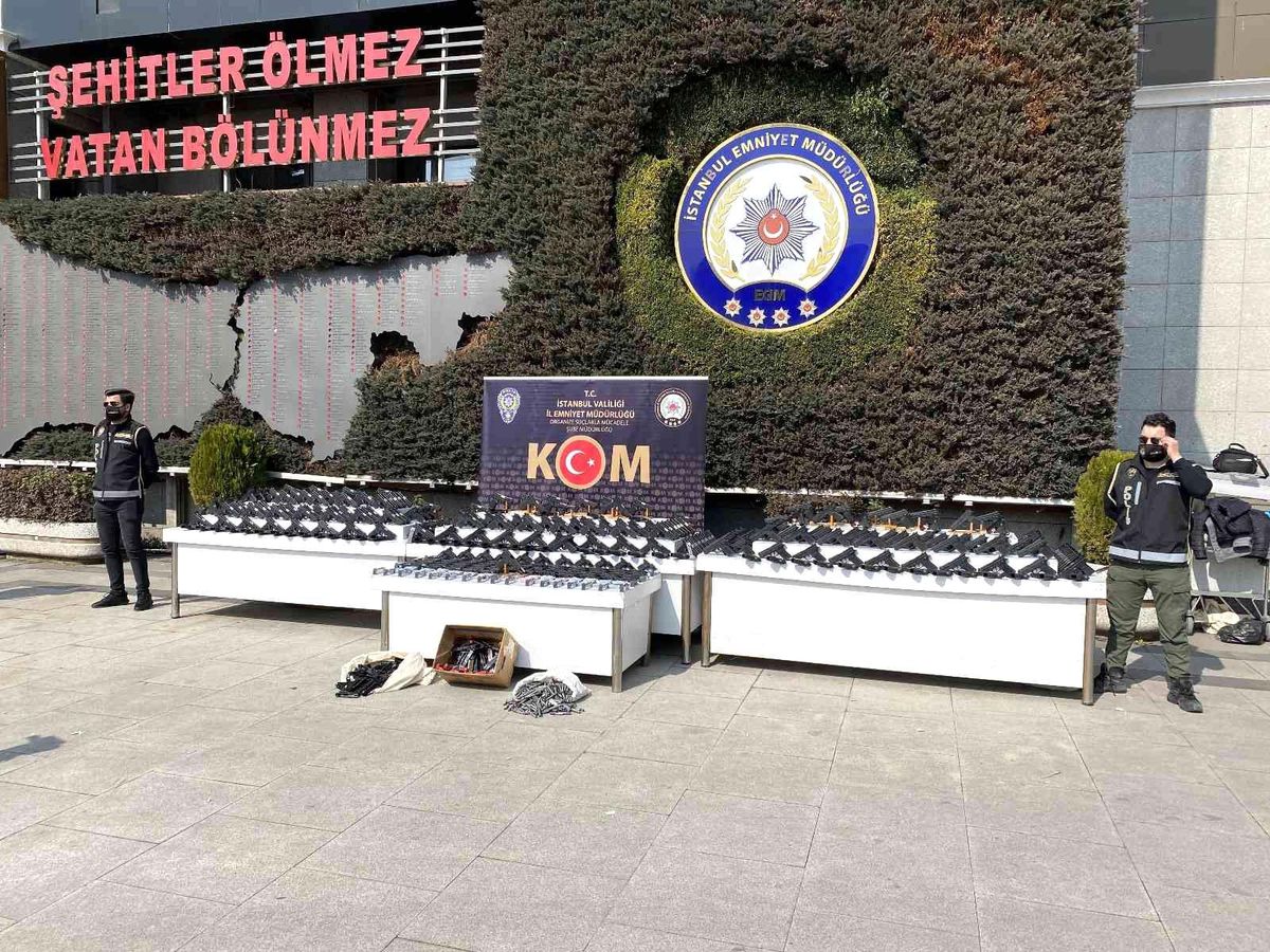İstanbul\'da silah kaçakçılarına darbe: Operasyonda 266 tabanca ele geçirildi