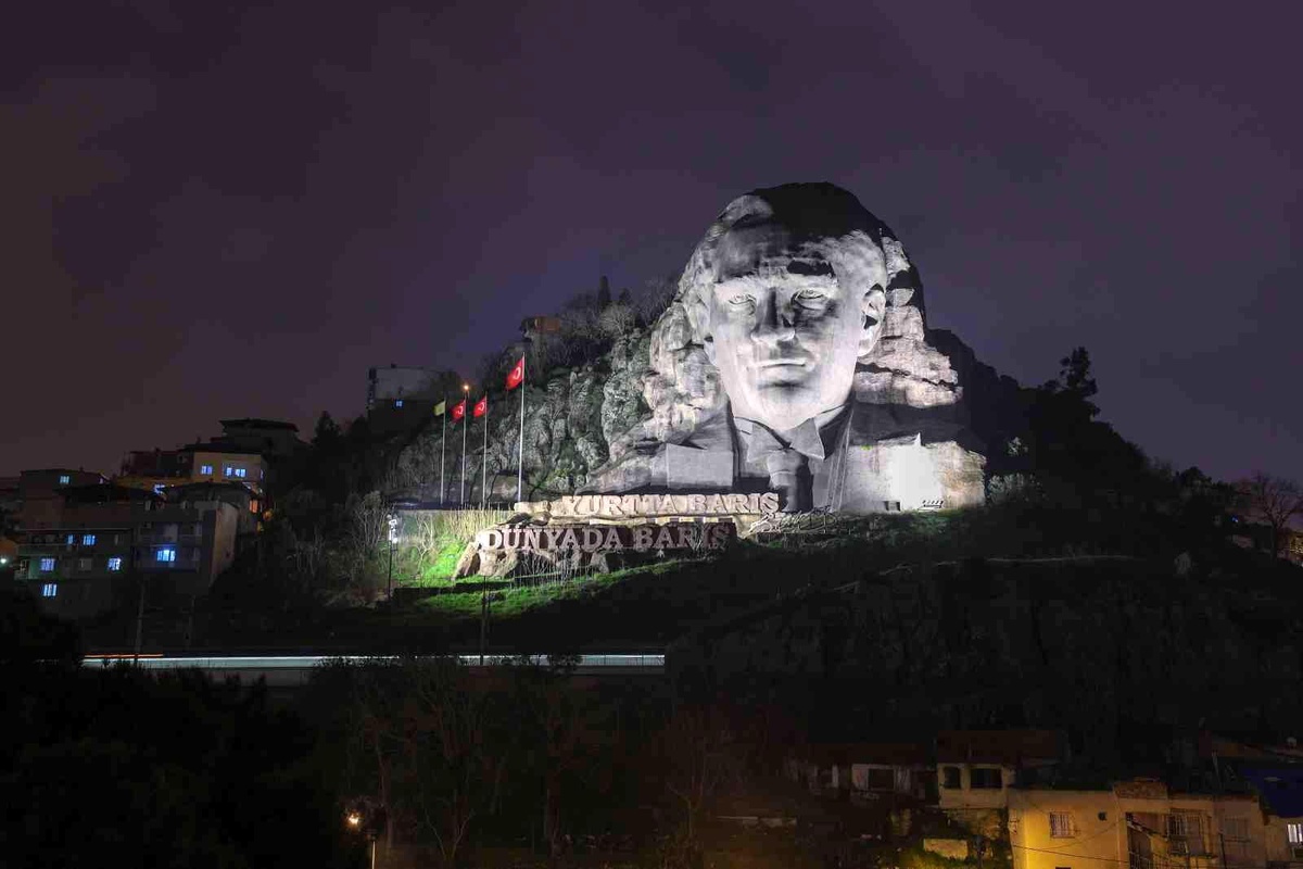 İzmir\'de Atatürk maskına özel aydınlatma