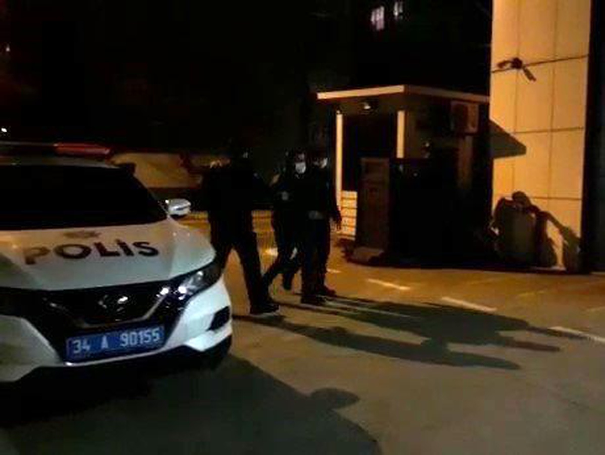 Kadıköy\'de aracın üstüne çıkıp taksiciye uçan tekme atan şahıs yakalandı