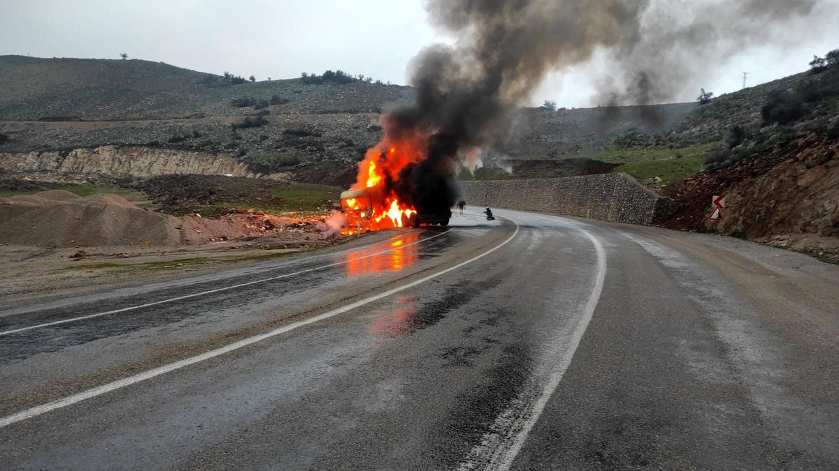 Kilis\'te seyir halindeki tır alev topuna döndü