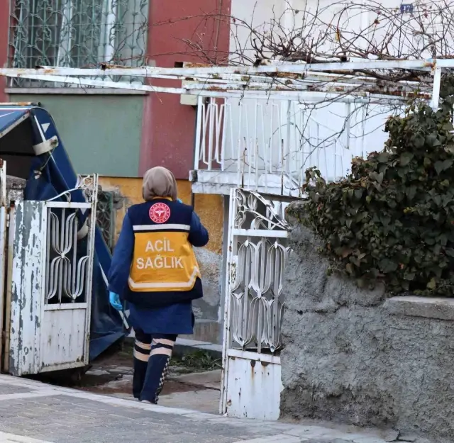 Kirasını almaya gittiği evde kiracısını ölü halde buldu