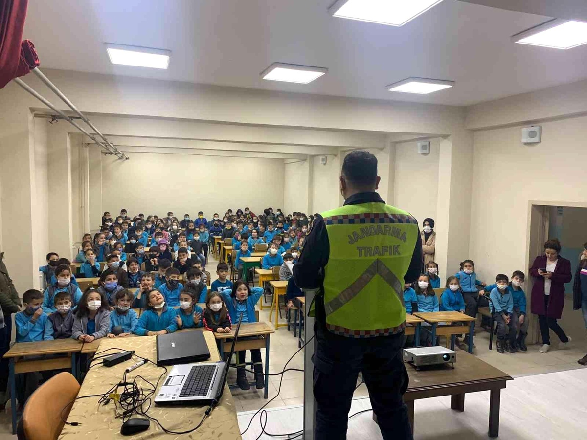 Minikler trafik kurallarını jandarmadan öğrendi