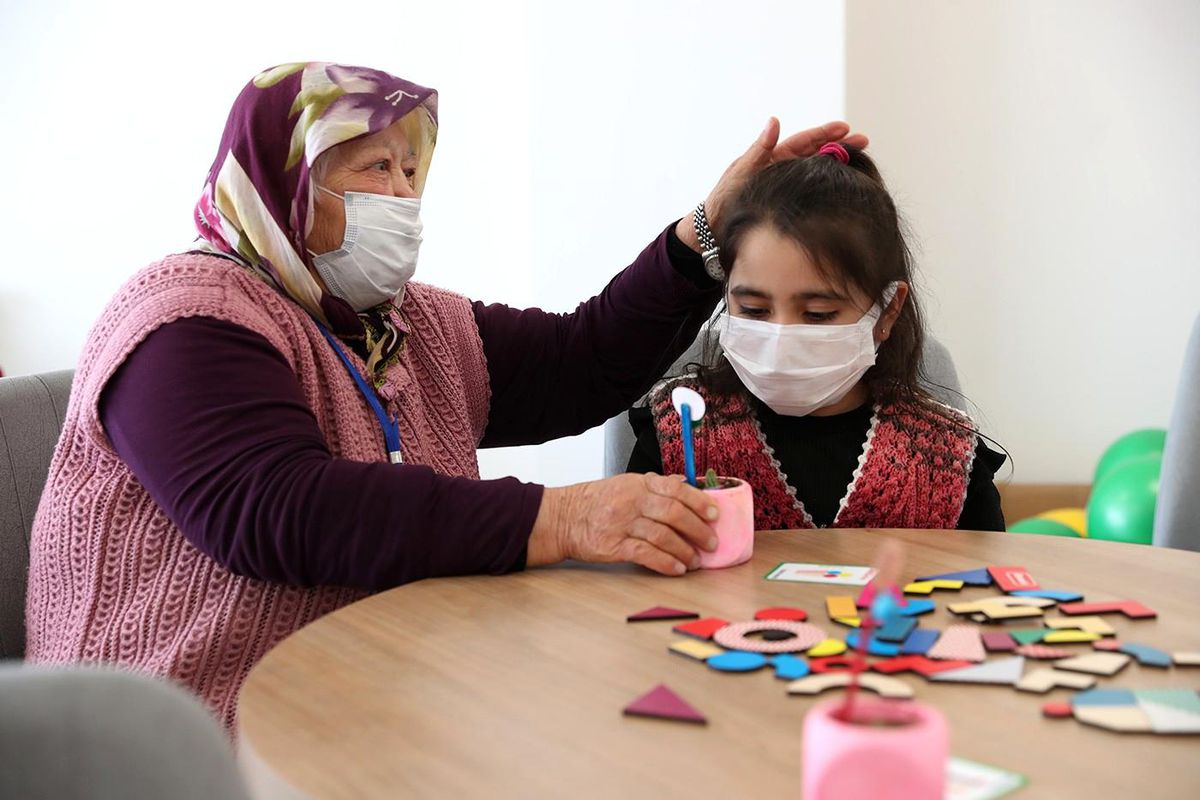 Miniklerden Yaşlılara Saygı Haftası\'nda anlamlı ziyaret