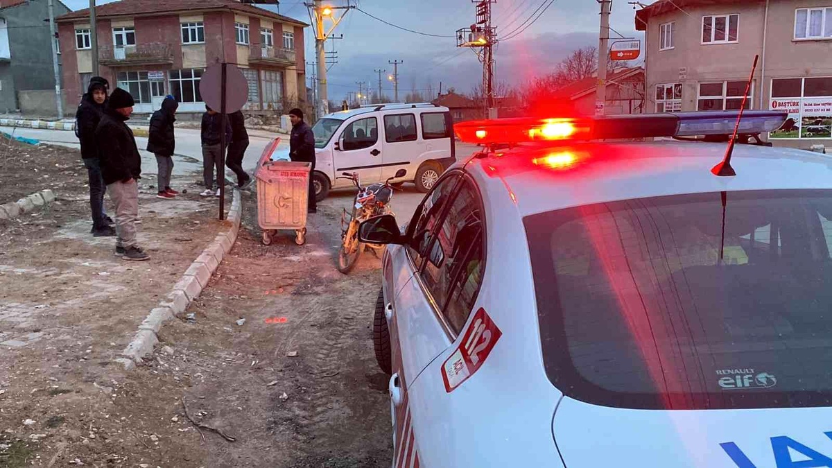 Motosiklet üzerinden fırlayan çocuk ticari aracın altına girip sürüklendi