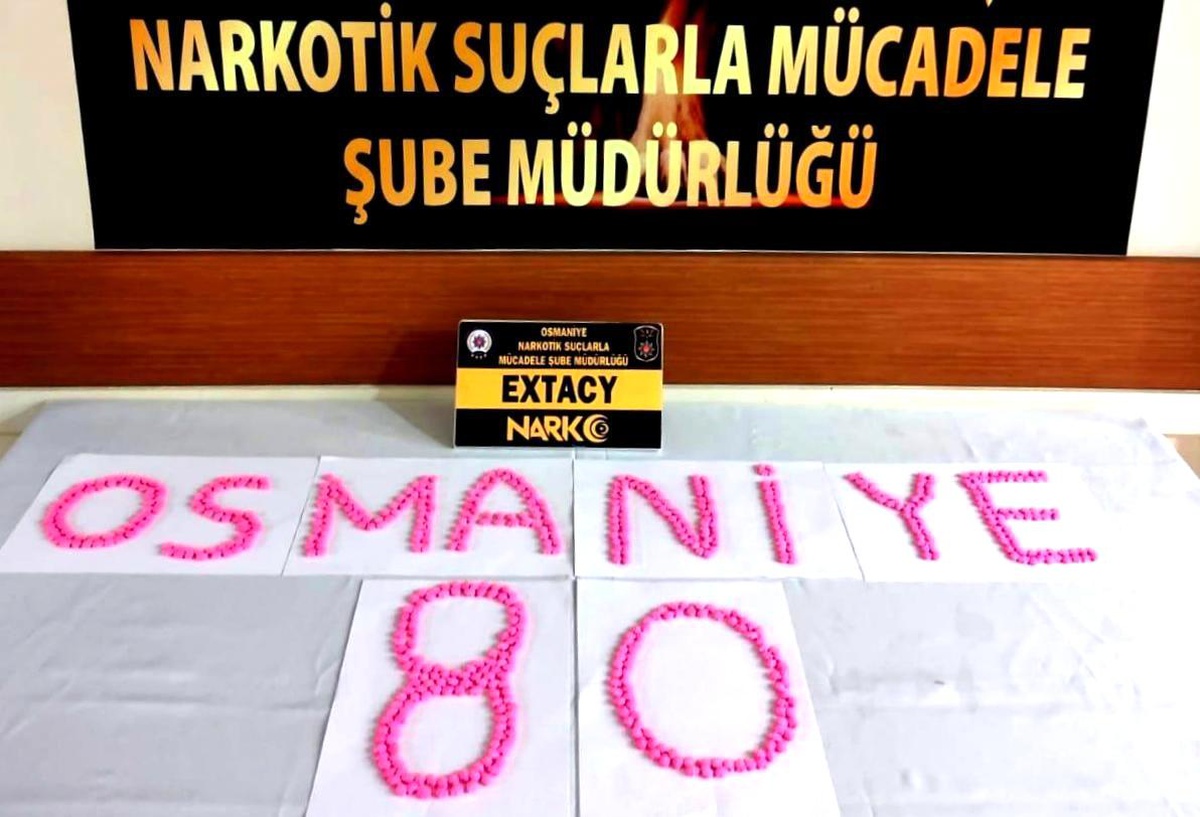 Osmaniye\'de uyuşturucu hapla yakalanan 2 zanlı tutuklandı