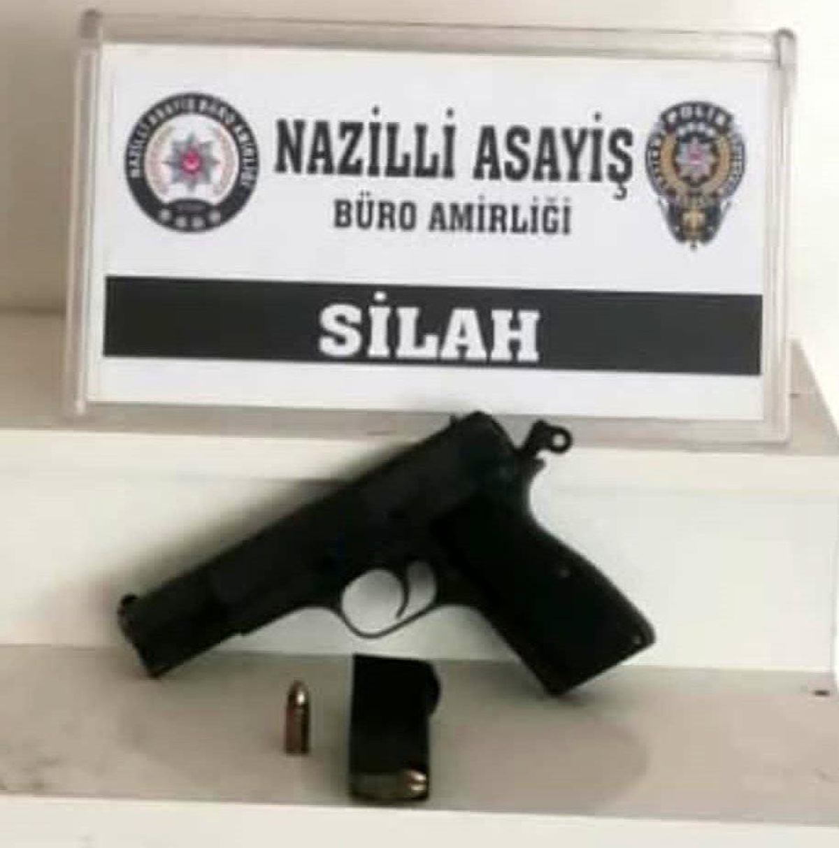 Polisten kaçan şüpheliden silah ele geçirildi