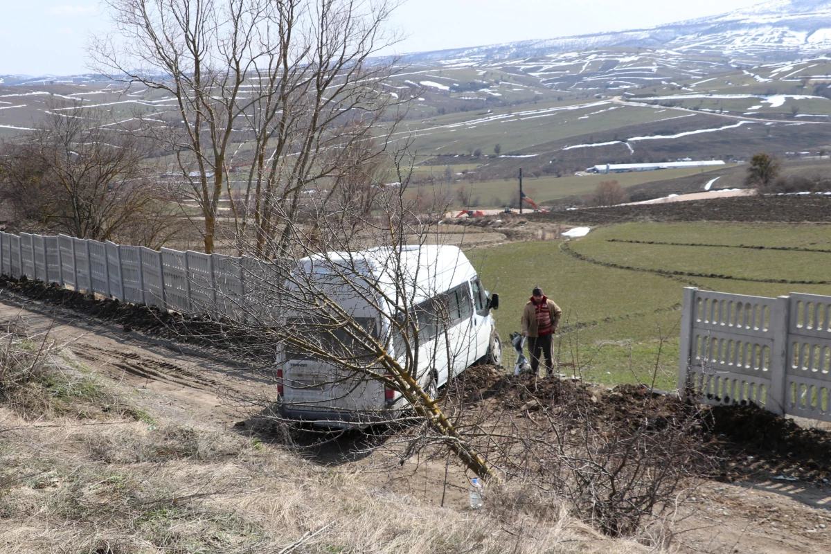 Samsun\'da minibüsün beton çite çarpması sonucu 3 kişi yaralandı