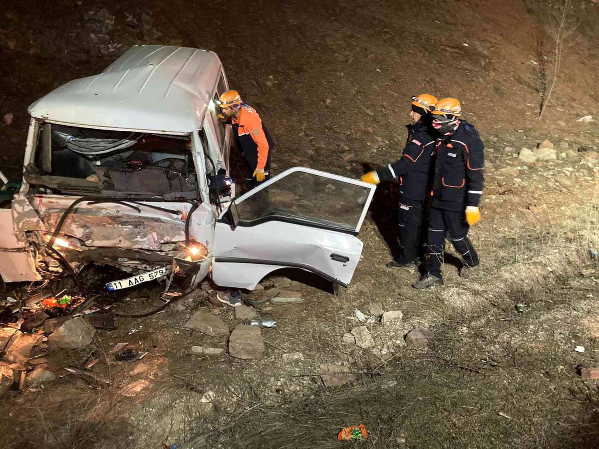 Son dakika haber... Şarampole devrilen minibüste 1 kişi öldü, 2 kişi ağır yaralandı
