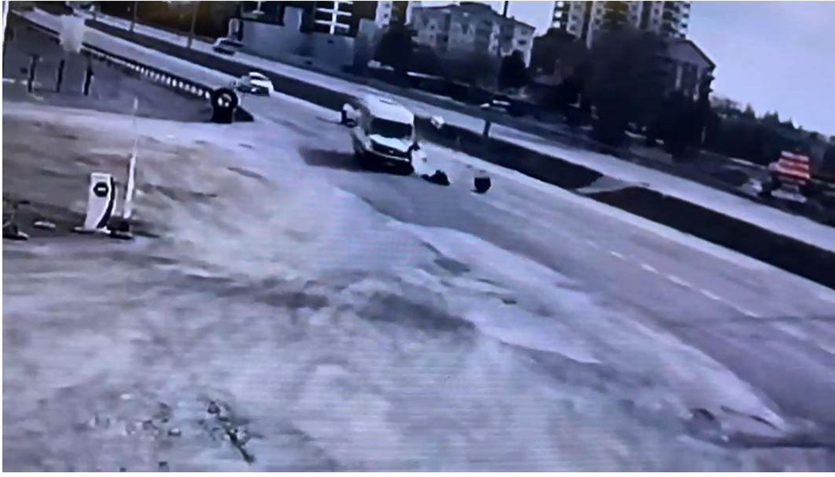 Servis aracının çarptığı iki öğrencinin metrelerce savrulma anı kamerada