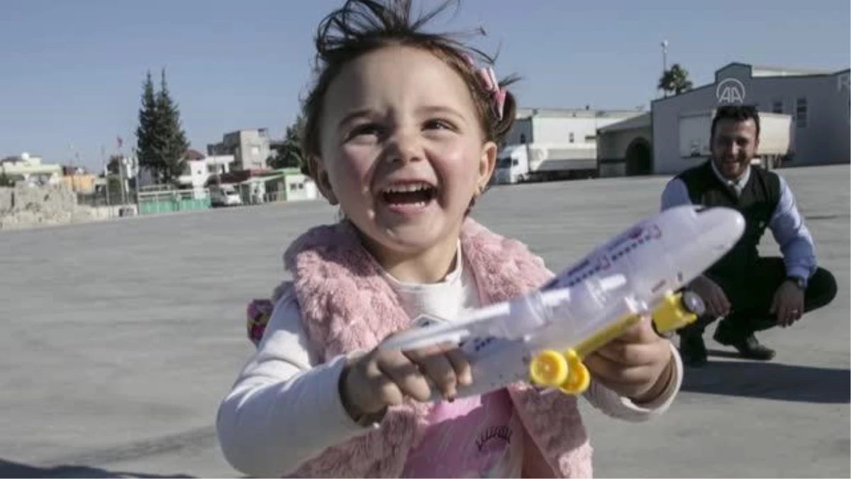 Suriye'de babasıyla 'savaş oyunu' oynayan Selva, geleceğe umutla bakıyor