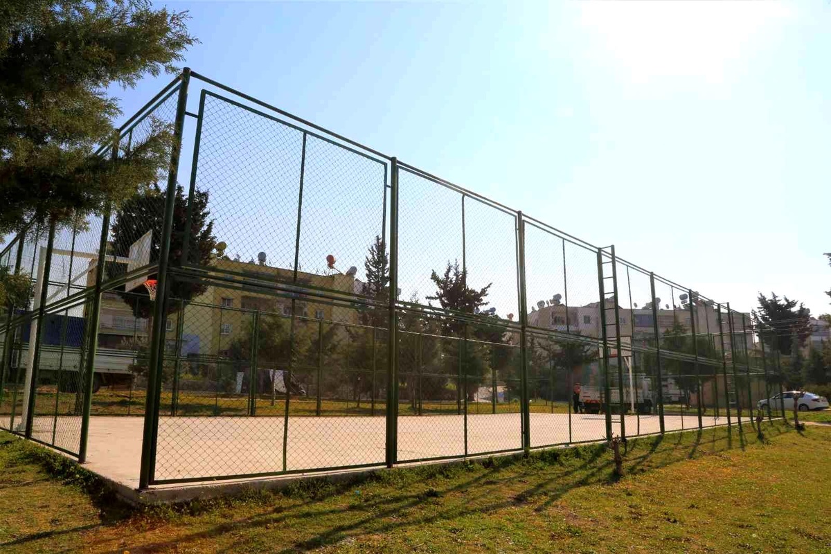 Toroslar Halkkent\'e yeni basketbol sahası