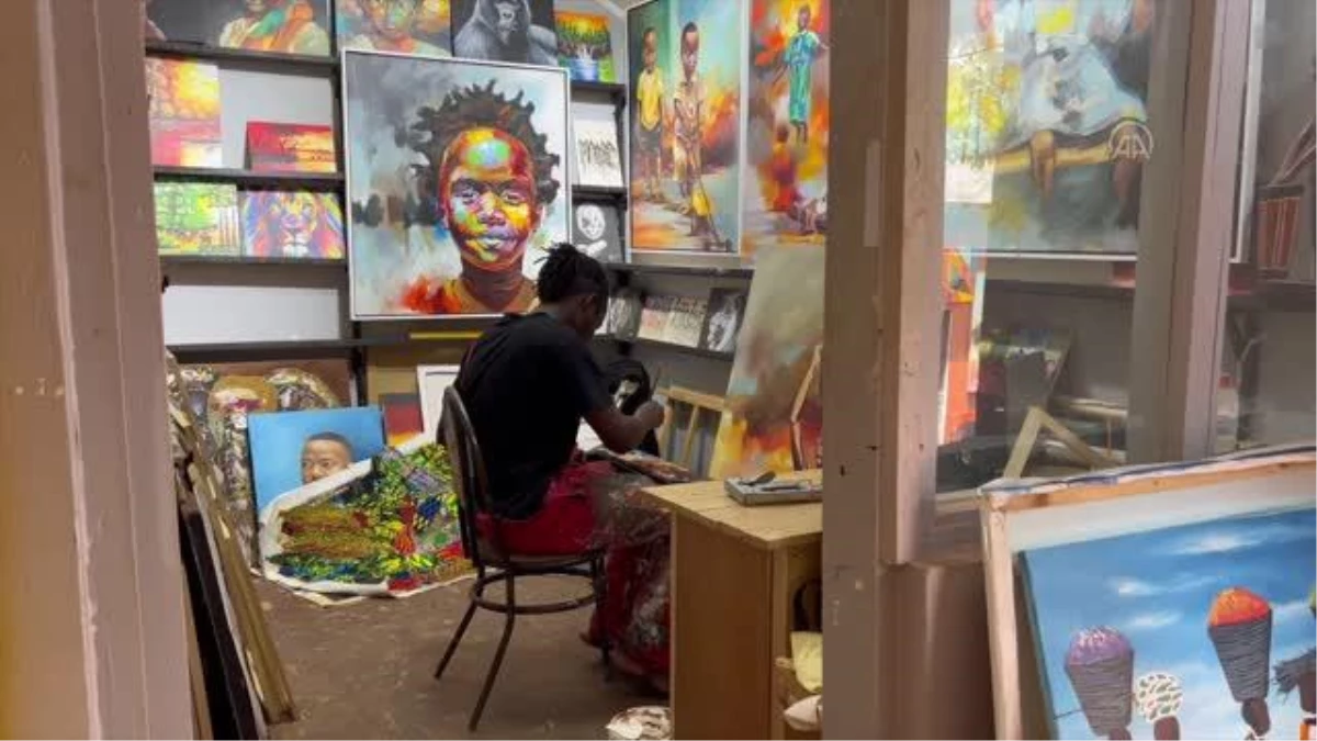 Uganda\'da ressam Ivan Mubiru yoksul mahallelerin çocuklarını resmediyor Açıklaması