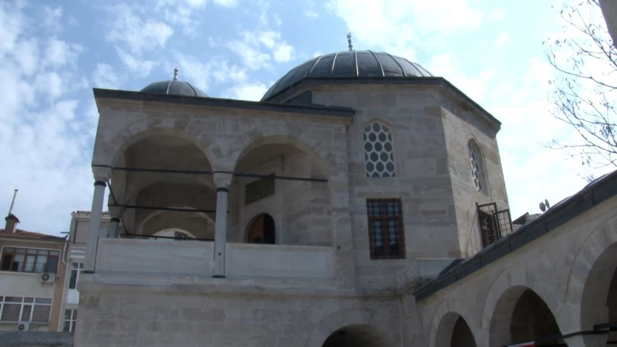 Üsküdar\'da restore edilen 300 yıllık Ahmediye Camii ibadete açıldı