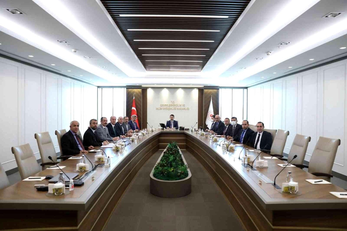 Van Valisi Bilmez ve milletvekilleri, Bakan Kurum\'u ziyaret etti