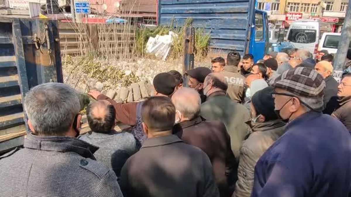 Vatandaşlara ücretsiz 3 bin 500 fidan dağıtıldı