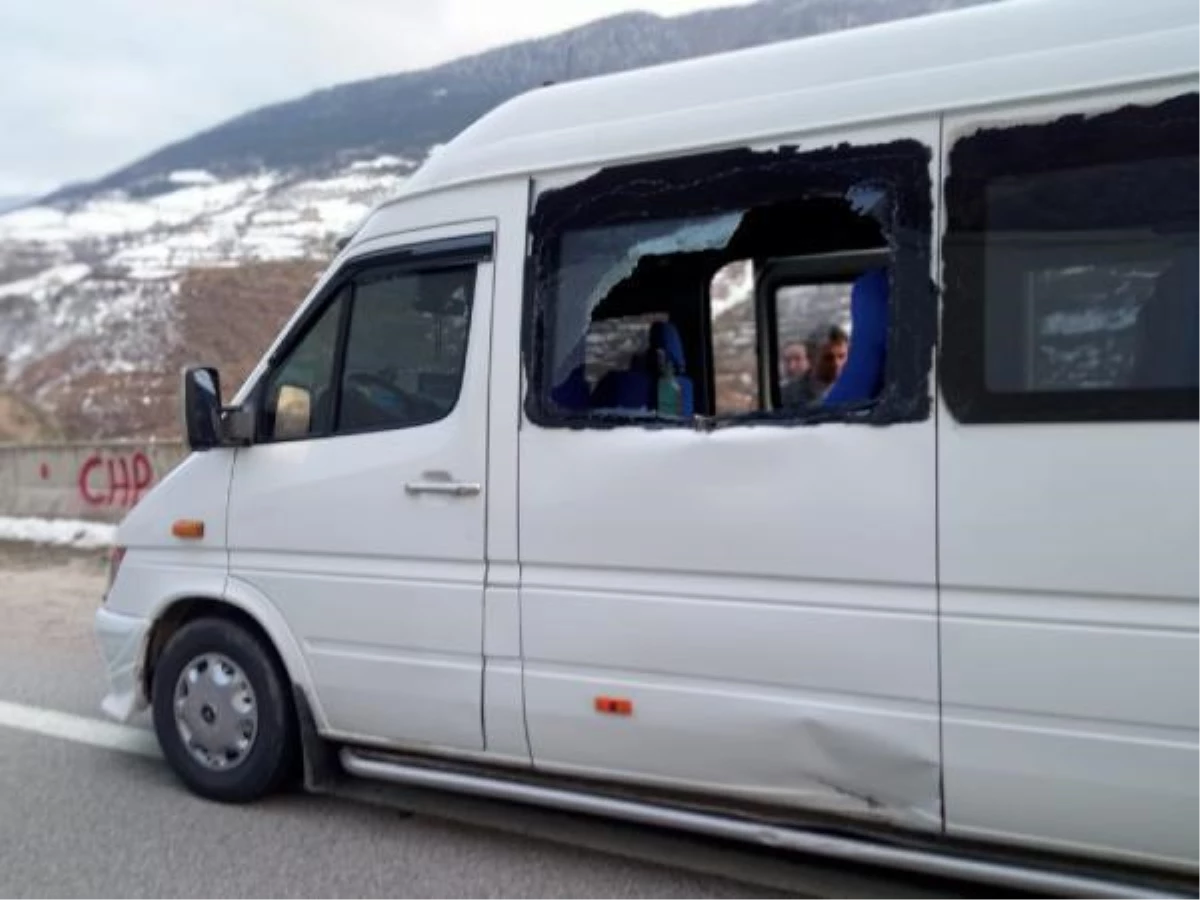 Yamaçtan kopan kaya parçaları yolcu minibüsüne isabet etti; 2 öğrenci yaralandı