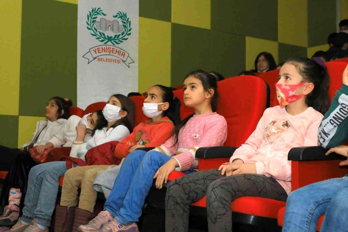 Yenişehir Belediyesinin çocuklara sinema şenliği sürüyor