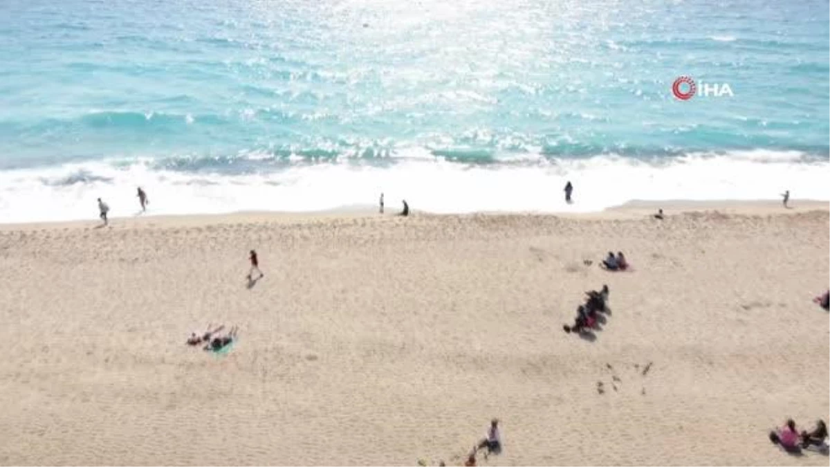 Alanya\'da güneşli havayı fırsat bilenler plaja akın etti