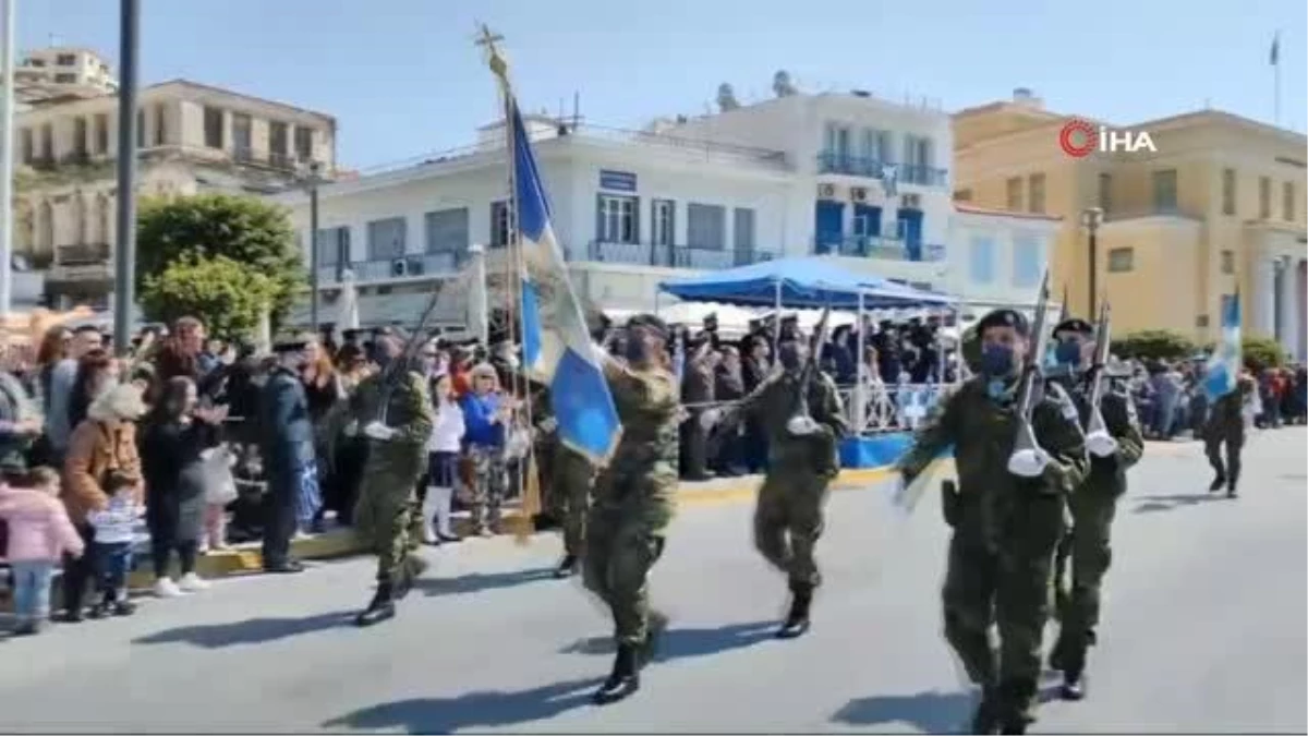 Son dakika haberi... Askersiz statüdeki Sisam Adası\'nda Yunan komandolarından geçit töreni
