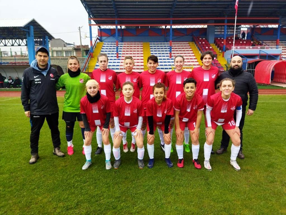 Bilecikspor kadın futbol takımı bir düzineden fazla gol attı