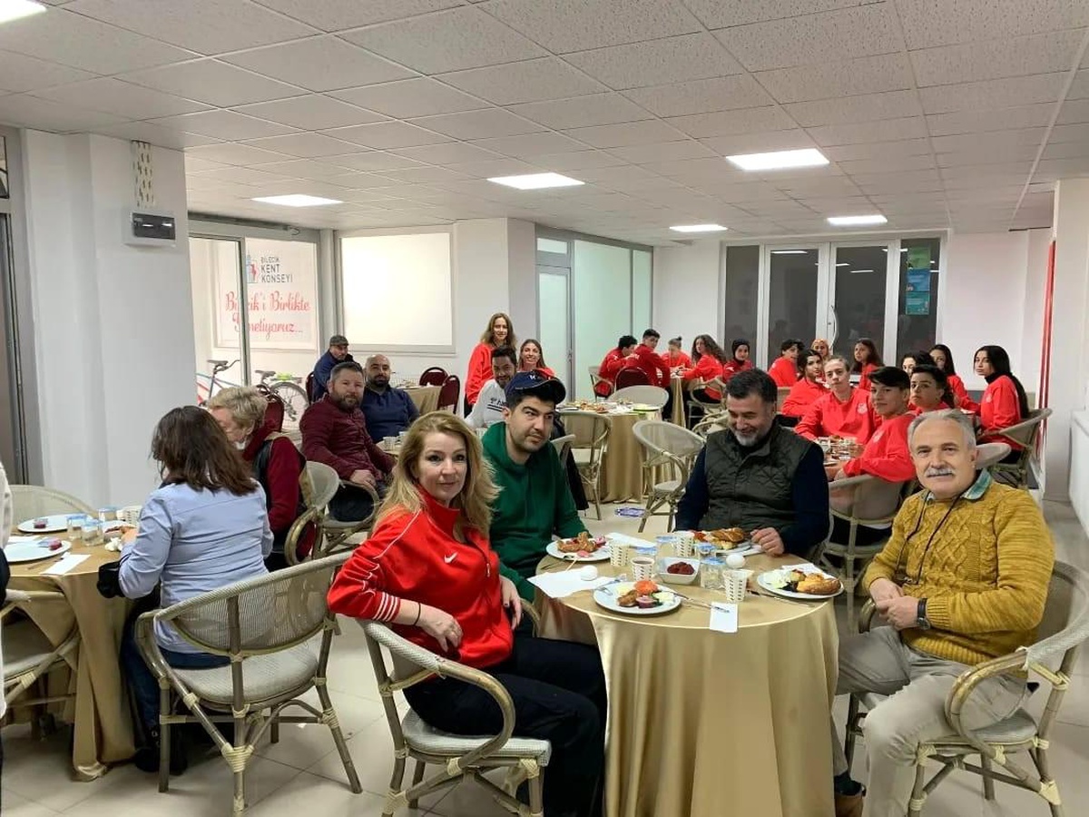Bilecikspor kadın futbol takımı oyuncuları kahvaltıda moral depoladı