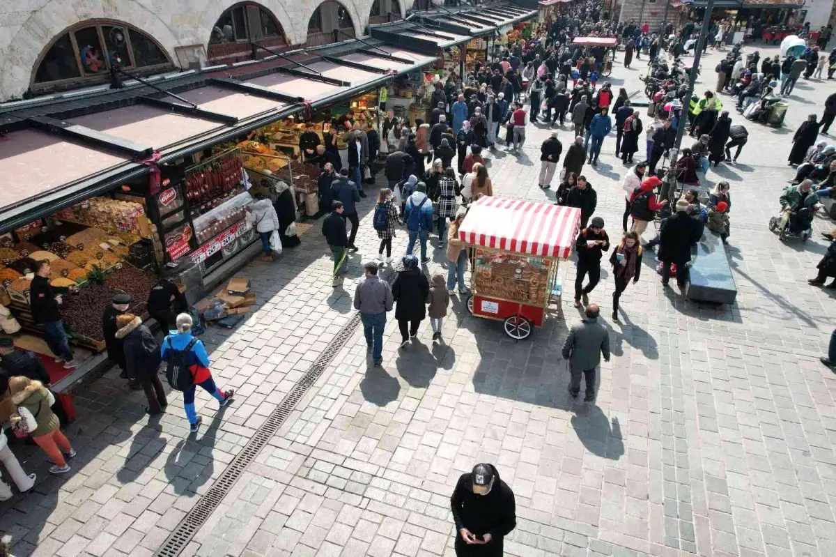 Mısır Çarşısı\'nda Ramazan yoğunluğu başladı ama fiyatların yanına yanaşılmıyor