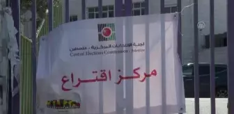 Filistinliler Batı Şeria'da yerel seçimler için oy kullanıyor