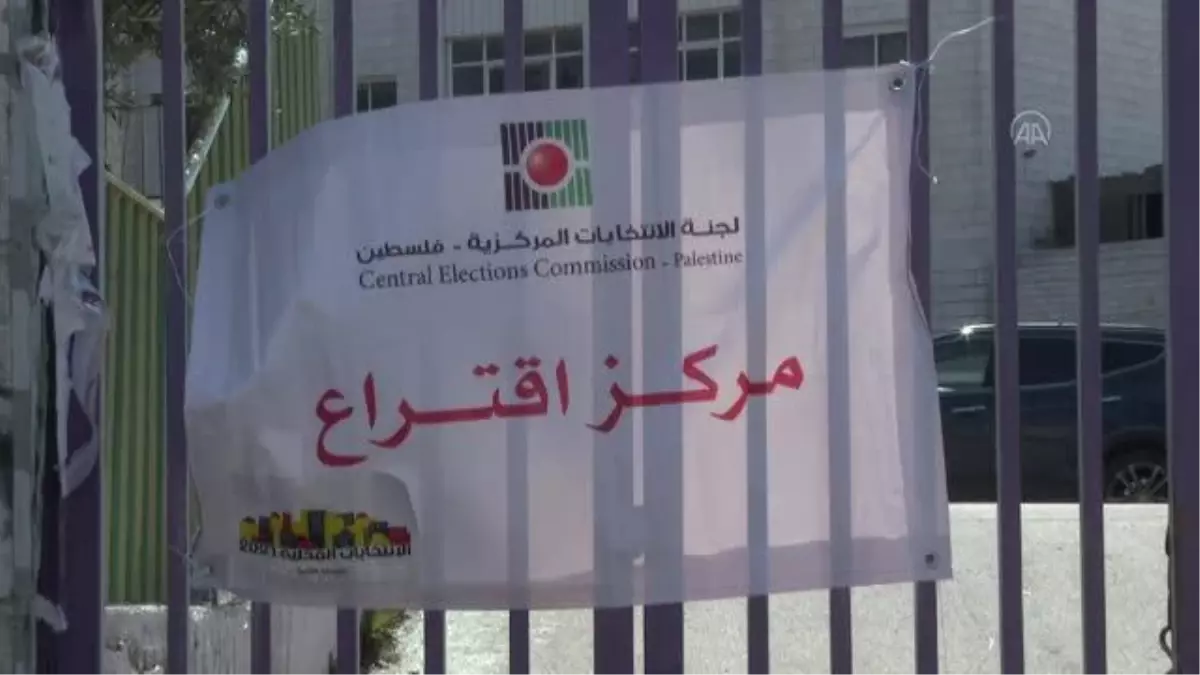 Filistinliler Batı Şeria'da yerel seçimler için oy kullanıyor