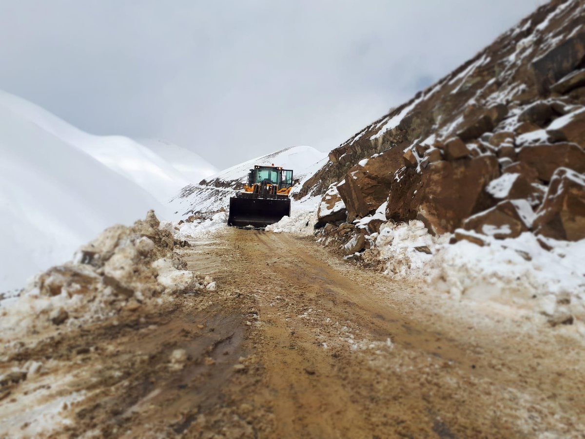 Hakkari\'de dağdan kopan kaya parçaları köy yolunu kapattı