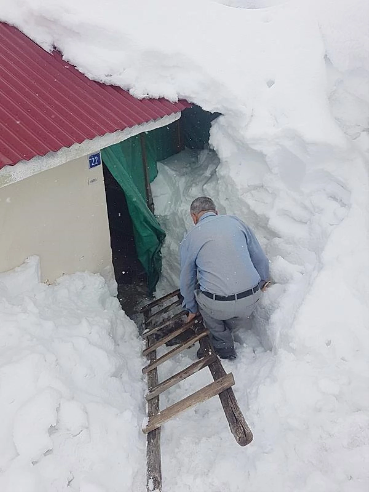 Karlıova\'da kalınlığı 2 metreyi aşan karla mücadele çalışmaları sürüyor
