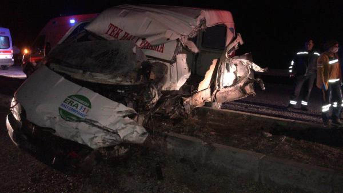 Kırşehir'de TIR ile minibüs çarpıştı: 1 ölü, 1 yaralı