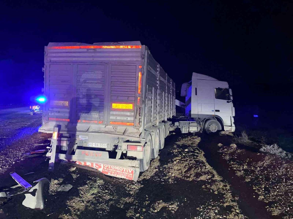 Son dakika... Kırşehir\'de tır ile minibüs çarpıştı: 1 ölü