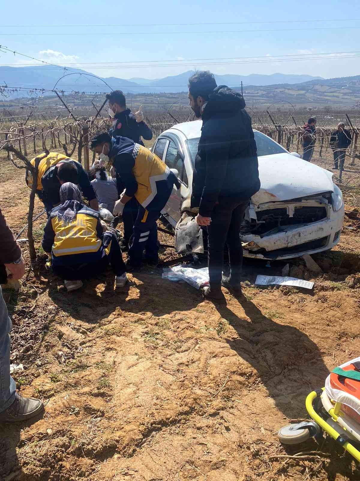 Sarıgöl\'de bağa devrilen otomobildeki 5 kişi yaralandı