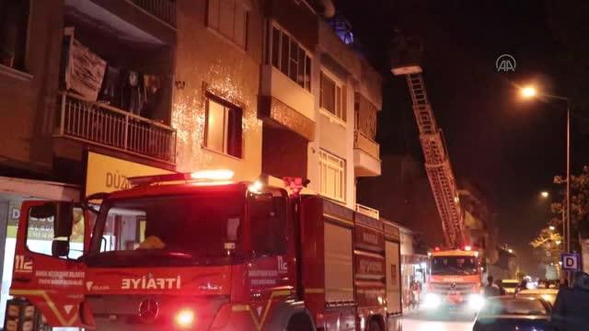 Manisa'da 3 katlı binanın çatısında çıkan yangın söndürüldü