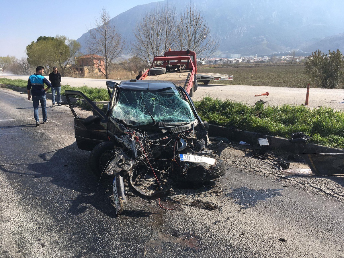 Manisa\'da tırla çarpışan otomobilin sürücüsü ağır yaralandı