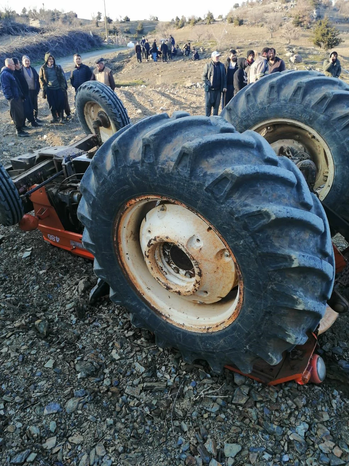 Mersin\'de devrilen traktörün altında kalan sürücü hayatını kaybetti, oğlu yaralandı