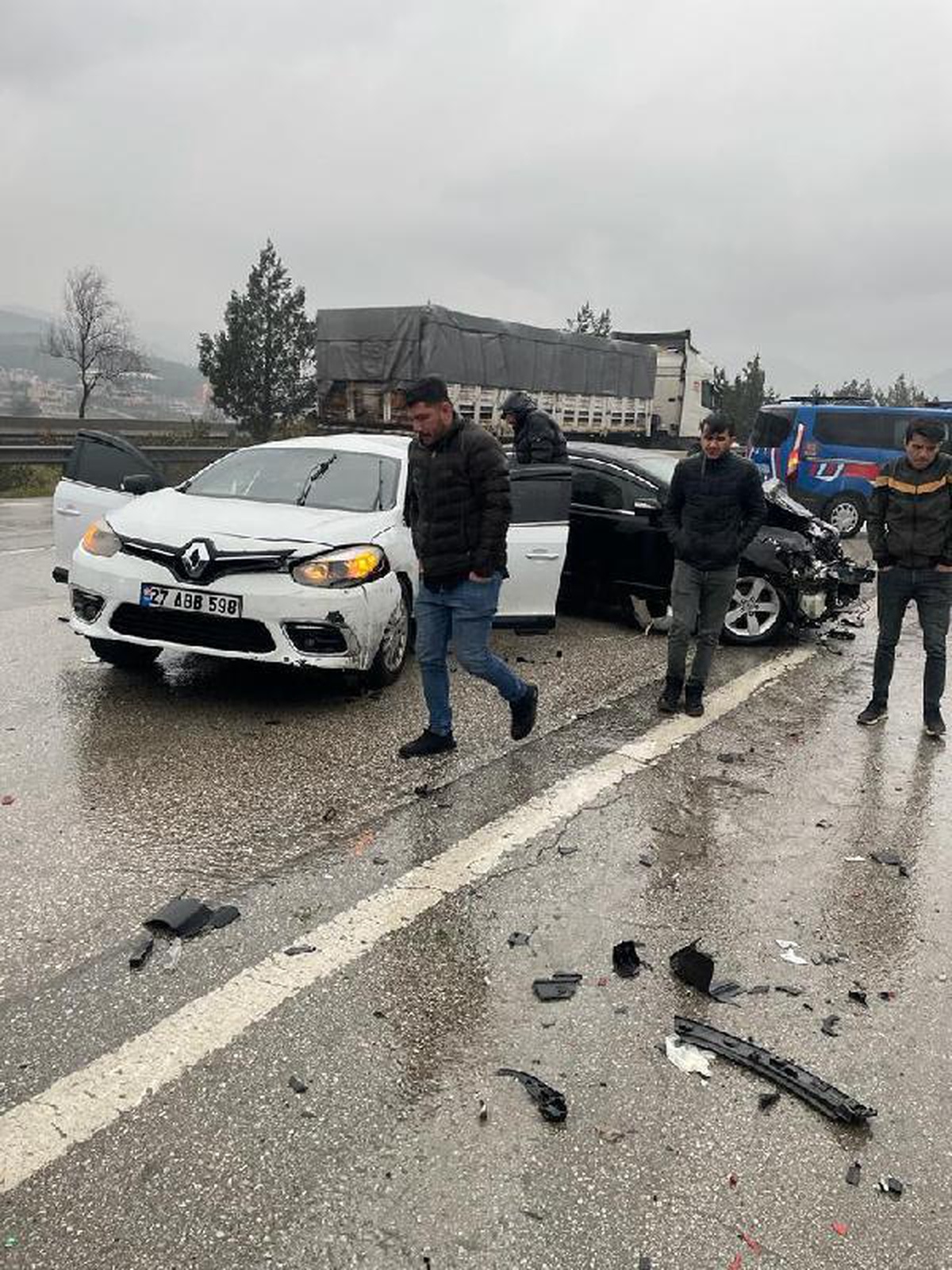 Osmaniye\'de otomobiller çarpıştı; 1 polis memuru yaşamını yitirdi, 3 kişi yaralandı