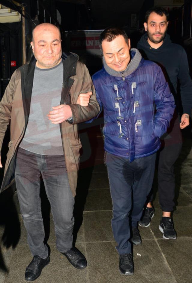 Pantolonundaki ıslaklık kafa karıştırdı! Serdar Ortaç, altına mı kaçırdı?