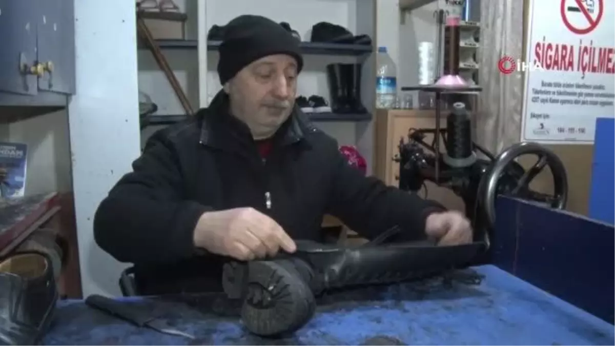 Sahnelerde solist, dükkanında ayakkabı tamircisi