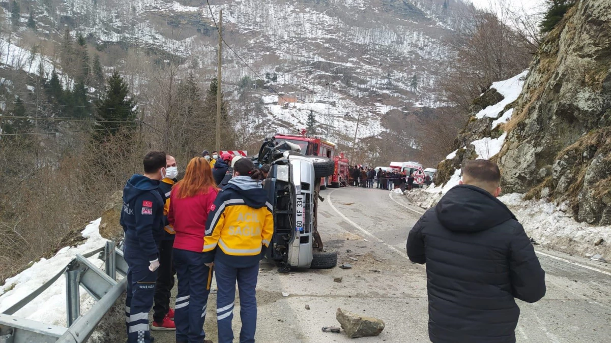 Son dakika haberleri: Trabzon\'da kamyonetin üzerine kaya düşmesi sonucu 4 kişi öldü (2)